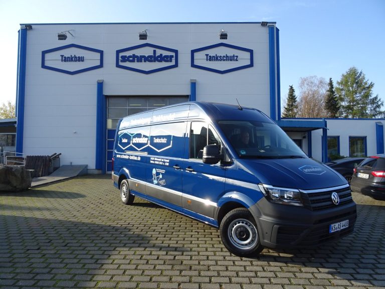 Blauer Firmentransporter vor Werkshalle von Schneider Tankbau Söhrewald