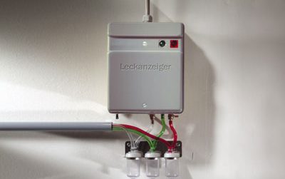 Leckanzeigegerät montiert an einer Wand.
