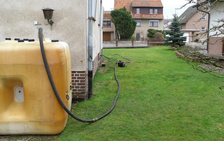 Vor einem Haus steht eine Notanlage während des Umbaus einer Batterietankanlage